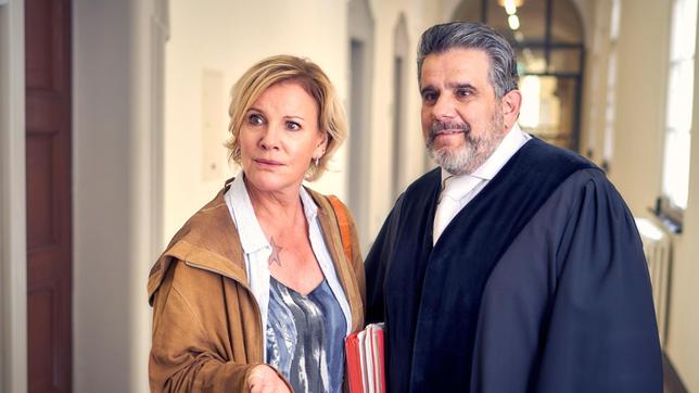 Bild: ARD Degeto/Frank Dicks Jeder verdient eine zweite Chance - Die erfahrene Bewährungshelferin Klara Sonntag (Mariele Millowitsch) stellt Richter Thomas (Bruno Cathomas) zur Rede, der braucht Klaras Hilfe beim Fall Scheffler.