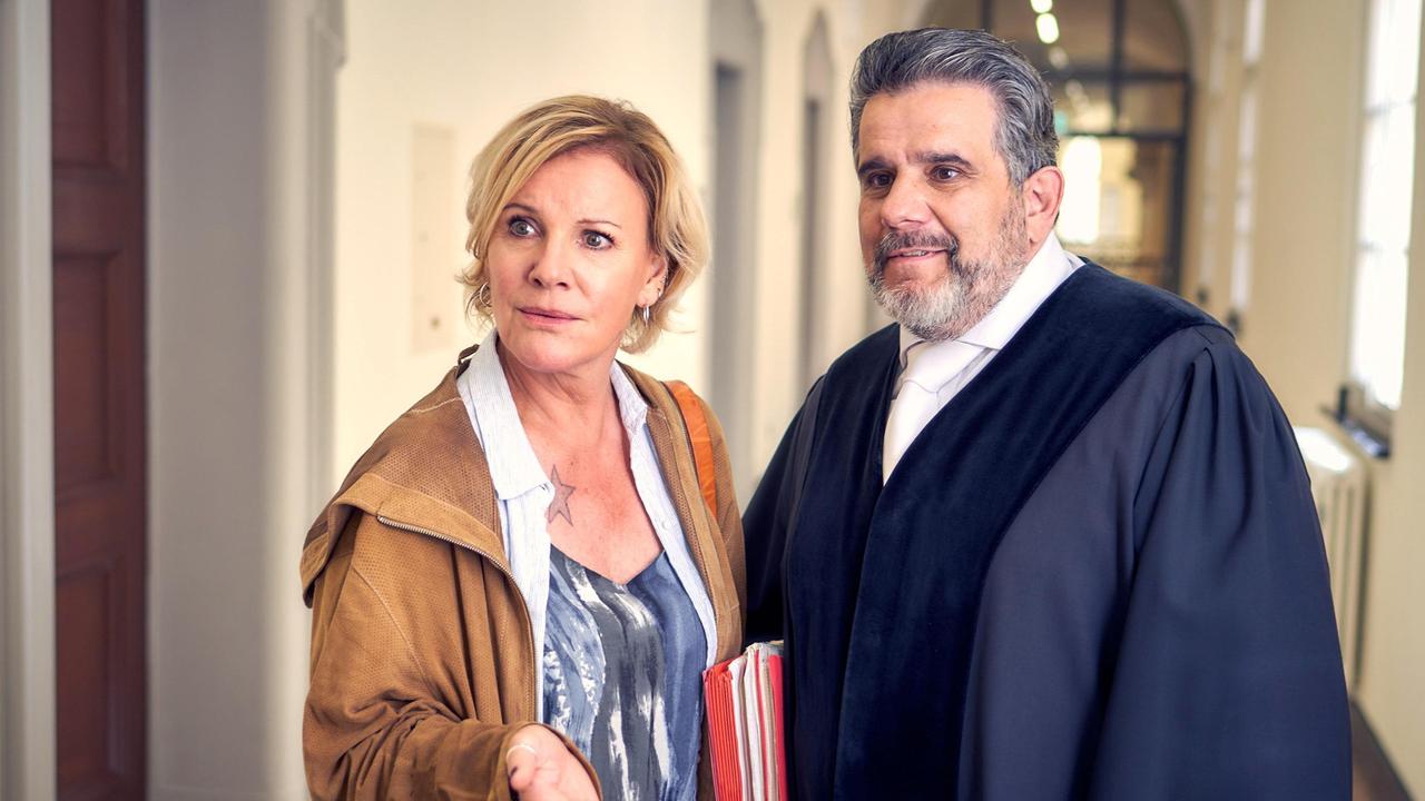 Jeder verdient eine zweite Chance - Die erfahrene Bewährungshelferin Klara Sonntag (Mariele Millowitsch) stellt Richter Thomas (Bruno Cathomas) zur Rede, der braucht Klaras Hilfe beim Fall Scheffler.