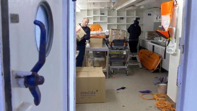 Jedes ziviles Rettungsschiff braucht ein Bordhospital, denn häufig kommen die Geflüchteten dehydriert und entkräftet an Bord. Sofortige intensivmedizinische Behandlung muss sichergestellt sein. Manchmal bekommen Frauen auch ihr Kind auf dem Rettungsschiff.
