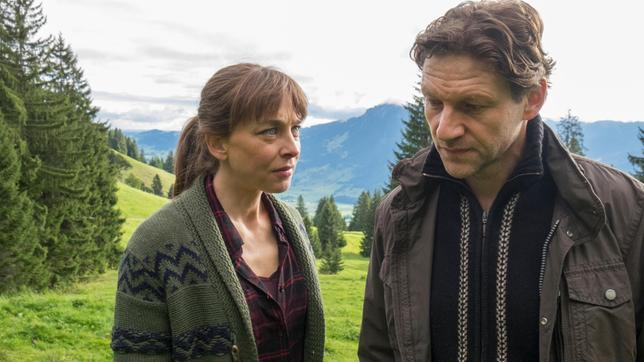 Bild: ARD Degeto/Erika Hauri Jetzt ist alles anders: Die Streithähne Georg Leitner (Thomas Unger) und Marie Huber (Catherine Bode) haben ein Geheimnis.