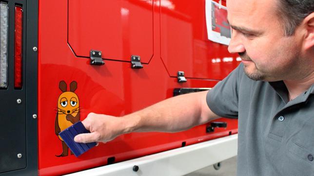 Bild: WDR/Flash Film Jetzt ist er fertig: Ganz zum Schluss wird aus dem neuen Wagen das Feuerwehrauto mit der Maus.