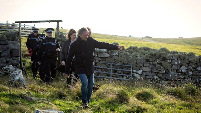 Jimmy Perez (Douglas Henshall, vorne), seine Assistentin Tosh (Alison O'Donnell) und Detective Constable Sandy Wilson (Steven Robertson) kommen zu spät.