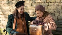 Joan Stanley (Sophie Cookson) trifft sich mit der zwielichtigen Sonya (Tereza Srbova).