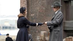Joan Stanley (Sophie Cookson) übergibt geheime Informationen.