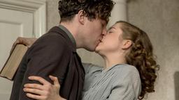 Joan Stanley (Sophie Cookson) verliebt sich in Leo (Tom Hughes).