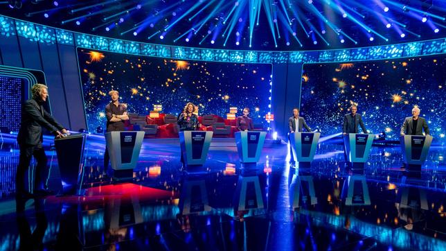 Bild: NDR/Max Kohr Jörg Pilawa mit Samu Haber, Adele Neuheuser, Emila Schüle, DJ Bobo, Günther Jauch und Miroslav Nemec