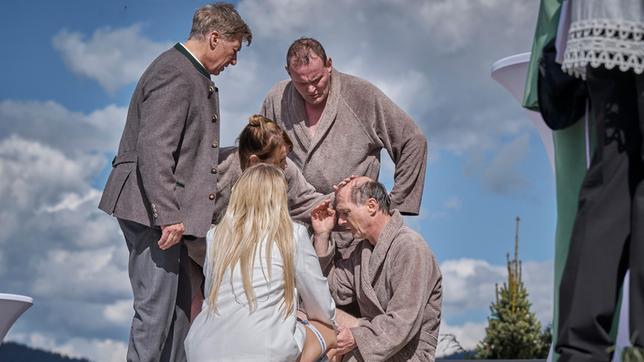 Johann (Tobias Moretti, li. hinten), Thorsten (Devid Striesow, re. hinten), Anna (Anja Kling) und Jäcki (Luise von Finckh, kniend) kümmern sich um Carsten (Martin Brambach).