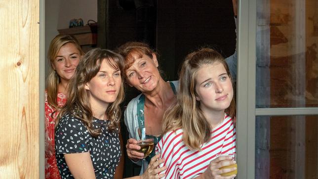 Bild: ARD/Susanne Bernhard Johanna Beissl (Ines Lutz), Maria Beissl (Kathrin von Steinburg), Elisabeth Beissl (Barbara Weinzierl) und Eva Beissl (Leonie Brill) beobachten Benedikt und Jerry beim Grillen.