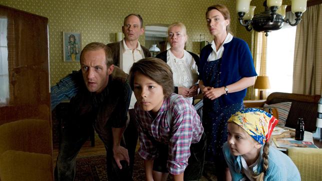 Bild: ARD Degeto Johanna (Aglaia Szyszkowitz, 2.v.re.) schaut sich mit ihrem Mann Ole (Stephan Kampwirth) und ihren beiden Kindern Verena (Emily-Dorothea Linow) und Knut (Lukas Kieback) sowie mit ihren Freunden Ines (Petra Kleinert) und Fiete (Michael Lott, 2.v.li.) die Mondlandung im Fernsehen an.