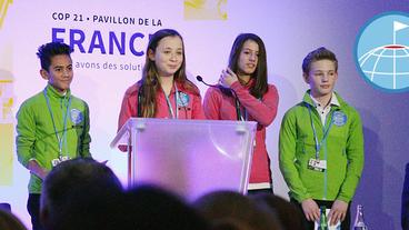 Bild: SWR/BetaFilm/Petter Strom Johannes, Johanne, Erika und Elias halten auf der Weltklimakonferenz in Paris im Dezember 2015 eine Rede.