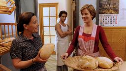 Juan (Gunther Gillian) ist froh, dass Billie (Muriel Baumeister) sich mit seiner Mutter Pilar (Cornelia Schmaus, li.) versteht.