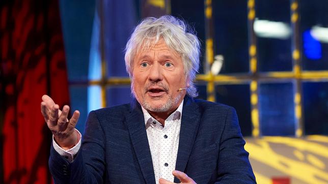 Bild: WDR/Melanie Grande Jürgen Becker bittet zum Blick durchs Schlüsselloch. Das Publikum darf sich beim Liebesspiel mit Worten aufs angenehmste gekitzelt fühlen und beim Anblick von hundert erotischen Meisterwerken in Deckung bleiben – und spürt dabei geflissentlich, dass schöne Schenkel nicht nur im Bett betören. Gelegentlich darf man sich auch darauf klopfen.