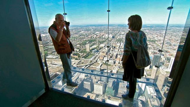 Jürgen Palzeweski und Petra Fretschen im Willis Tower in Chicago. Petra überwindet ihre Höhenangst.
