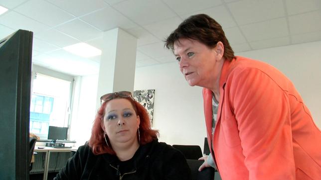 Julia Schwarzenböck (links) mit einer Vermittlerin im PC-Raum des Jobcenter-Aktivierungszentrums.