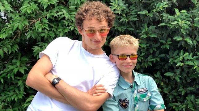 Bild: BR/Fritz Schönegger/megaherz gmbh Julian gemeinsam mit Jung-Erfinder Silas. Er hat was erfunden, das vielleicht schon bald vielen Menschen auf der Welt hilft, die eine Farb-Seh-Schwäche haben. Weiteres Bildmaterial finden Sie unter www.br-foto.de.