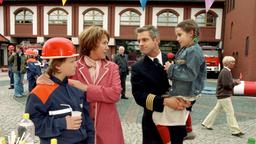 Juliane (Gaby Dohm, 2.v.li.), Sarah (Emelie Kundrun) und Nils (Benjamin Seidel) sind schwer enttäuscht, dass es Martin (Florian Fitz) wieder einmal nicht zur Feuerwehrübung seines Sohns Nils geschafft hat.