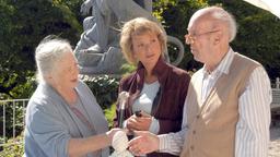 Justus Haslinger (Toni Berger) hat seiner langjährigen Haushälterin und Lebensgefährtin Regina (Ruth Drexel, li.) verschwiegen, dass Antonia (Uschi Glas) seine Tochter ist. Antonia selbst weiß auch nichts von ihrem "Glück".