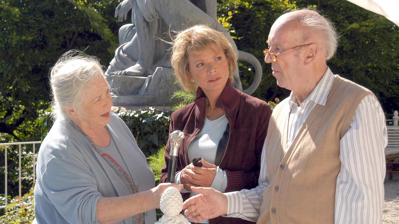 Justus Haslinger (Toni Berger) hat seiner langjährigen Haushälterin und Lebensgefährtin Regina (Ruth Drexel, li.) verschwiegen, dass Antonia (Uschi Glas) seine Tochter ist. Antonia selbst weiß auch nichts von ihrem "Glück".