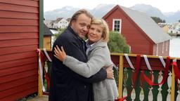 Kaare (Jan-Gregor Kremp) ist schließlich doch bereit, seiner Frau Hanne (Jutta Speidel) zu verzeihen.