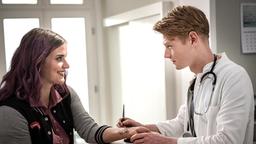 Kai (Lukas Zumbrock) und Mandy (Morgane Ferru) verstehen sich gut.
