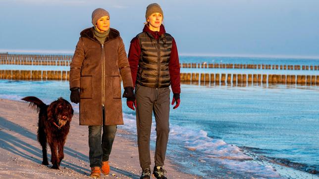 Bild: NDR/ARD Degeto/Oliver Feist Karin Lossow (Katrin Sass) und Ellen Norgaard (Rikke Lylloff) beim Spaziergang mit Lucky.