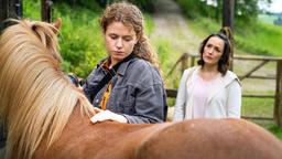 Karin (Judith Toth, re.) möchte wissen, was ihrer Tochter Mila (Nadja Sabersky, li.) auf dem Herzen liegt.
