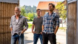 Karl (Christoph M. Ohrt, v. l. n.), Florian (Matthi Faust) und Georg (Thomas Unger) fassen einen gemeinsamen Plan.