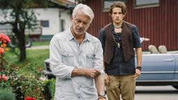 Karl (Christoph M. Ohrt, li.) mit seinem Adoptivsohn Tom (Moritz Bäckerling).