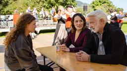 Karl (Christoph M. Ohrt, re.) und Karin (Judith Toth, Mitte) müssen Mila (Nadja Sabersky, li.) etwas Wichtiges sagen.