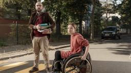 Karla (Paula Hartmann) und ihr Lehrer Herr Rohwein (Michael Krabbe) werden beinahe vom LKW angefahren