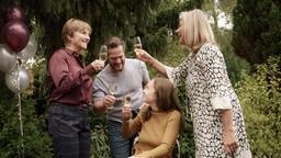 Karlas (Paula Hartmann, 2. v. re.) feiert mit ihrem Vater Harald (Aurel Manthei), Rosalie (Jutta Speidel, re.) und Margret (Ruth Reinecke) eine Gartenparty