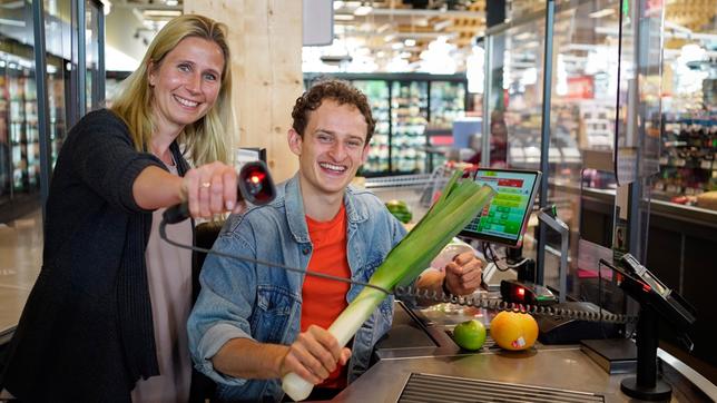 Kassiererin Svenja zeigt Julian wie eine Supermarktkasse funktioniert und startet mit ihm ein Kassier-Battle. Weiteres Bildmaterial finden Sie unter www.br-foto.de.
