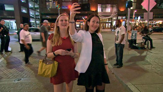 Bild: SWR Kerstin und Olga (Crew) testen das Nachtleben von Cleveland.