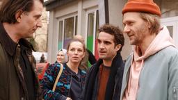 Kita-Leiter Freddy (Oliver Wnuk,  2. v. re.) und seiner Kollegin Lara (Franziska Wulf, 2. v. li.) ist eine gute Stimmung zwischen den Eltern (Matthias Lier, re. & Ole Eisfeld, li.) wichtig.