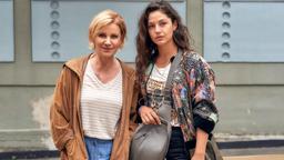 Klara Sonntag (Mariele Millowitsch, li.) sorgt sich um Eda (Soma Pysall).