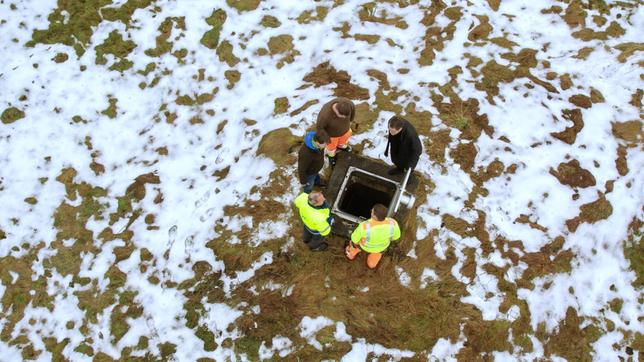 Klaus Arzet, Michael Belau und Matthias Schrepfermann begutachten eine trocken gefallene Quelle im bayerischen Teuschnitz. Der Stadt reicht die lokale Wassergewinnung nicht mehr, weil, bedingt durch den Klimawandel, immer weniger Wasserneubildung stattfindet.