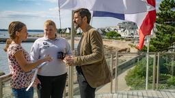 Kommissar Dupin (Pasquale Aleardi, re.) bespricht sich mit seinen Mitarbeiterinnen Nevou (Gisa Flake, Mitte) und Nolwenn (Franziska Wulf, li.).