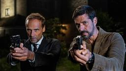 Kommissar Dupin (Pasquale Aleardi, re.) und sein Mitarbeiter Kadeg (Jan Georg Schütte, li.).