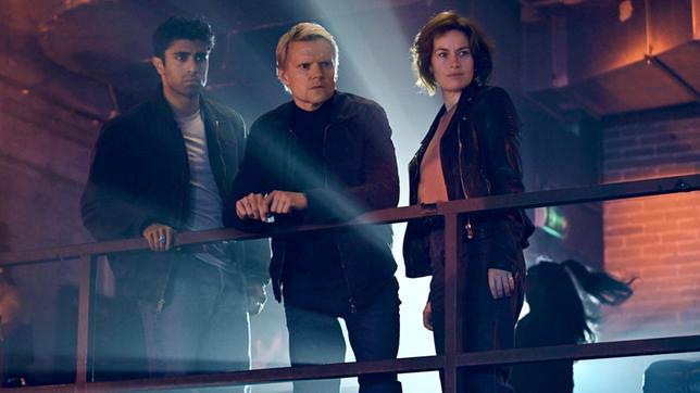 Kommissar Van der Valk (Marc Warren, re.), Lucienne Hassell (Maimie McCoy, Mitte) und Eddie Suleman (Azan Ahmed, li.) ermitteln im Nachtleben.