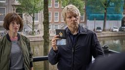Kommissar Van der Valk (Marc Warren) und Lucienne (Maimie McCoy) ermitteln in einflussreichen Kreisen.