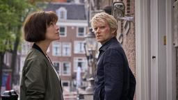 Kommissar Van der Valk (Marc Warren) und seine Kollegin Lucienne (Maimie McCoy) bringen sich mit ihren Ermittlungen in Gefahr.