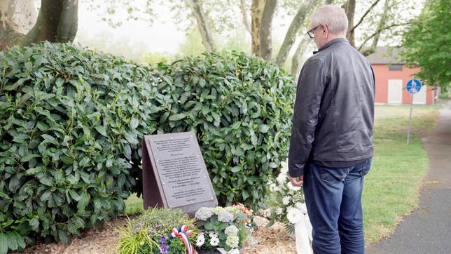 Konnte den Tod seiner Kollegin nicht aufklären und verzweifelte daran: Peter F., ehemaliger Kriminalpolizist aus Heilbronn, an der Gedenktafel für Michèle Kiesewetter.