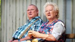Krause (Horst Krause)  ist besorgt über den gesundheitlichen Zustand seiner Schwester Elsa (Carmen Maja Antoni).