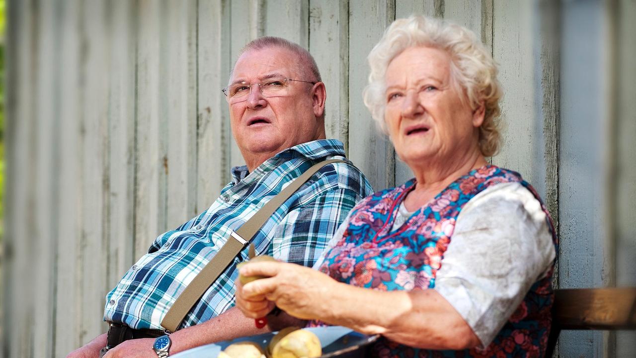 Krause (Horst Krause)  ist besorgt über den gesundheitlichen Zustand seiner Schwester Elsa (Carmen Maja Antoni).
