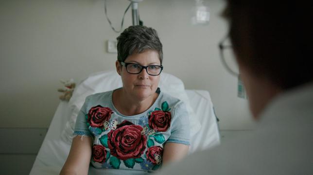 Bild: WDR Krebspatientin Margit Schöppler hat eine Patientenbetreuerin, die bei allen Terminen dabei ist.