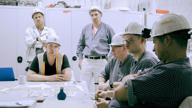 Krisensitzung der Bergleute, 500 Meter unter der Erde.