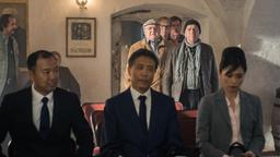 Krüger (Horst Krause, hinten rechts), Bernd (Fritz Roth), Ecki (Jörg Gudzuhn) und Emil (Christian Grashof) haben starke Konkurrenz: Mr. Han (Yu Fang, vorne), Mr. Bo (Yao Chunghang) und Mian (Linda Chang) möchten in Krygovice investigieren.