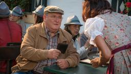 Krüger (Horst Krause) und Poldi wollen Infos über Karins Verlobten Hansi herausfinden und versuchen seine Ex-Frau Rosie Strasser (Andrea Eckert) auszufragen.