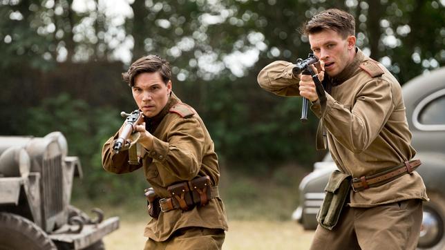 Bild: NDR/Dreamtool Entertainment Kürschner (Sebastian Urzendowsky) und Proska (Jannis Niewöhner) geraten in eine Schießerei auf dem Hof von Walters Familie.