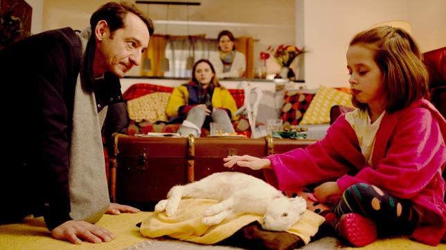 Lara (Katerina Veljanoski) zeigt ihrem Vater Holger (Boris Aljinovic) ihr totes Kaninchen.